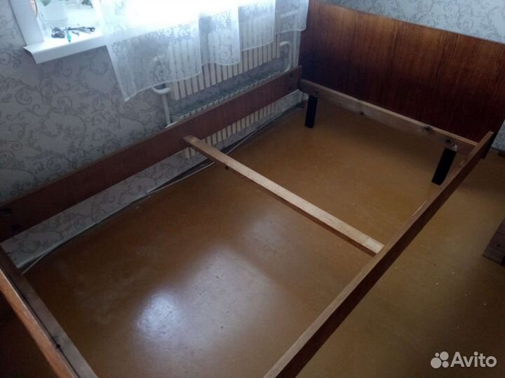 Кровать без матраса