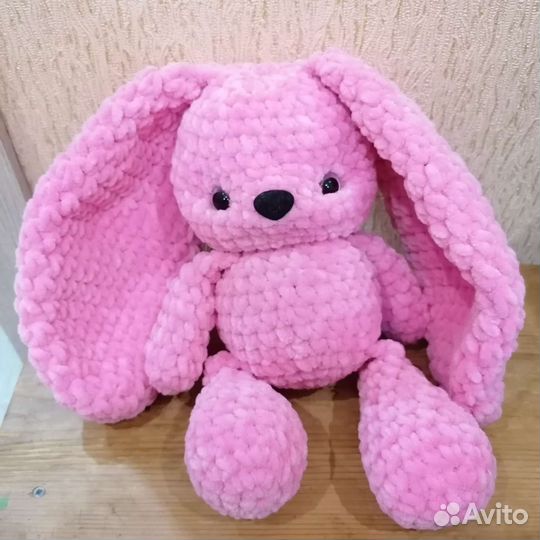 Плюшевый заяц вязаный