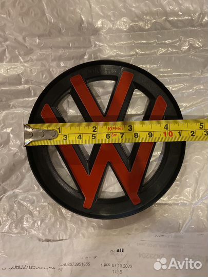 Эмблема Volkswagen черные решетка