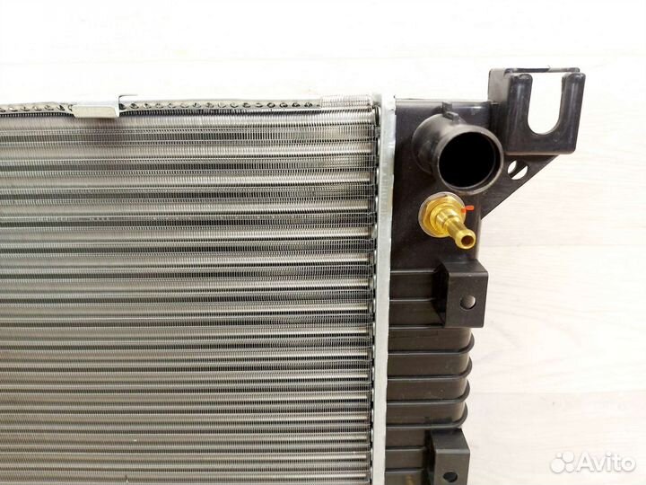 Радиатор охлаждения Dodge Caravan 2,4-3,3
