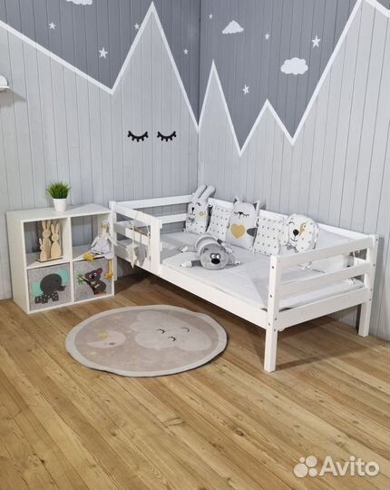 Односпальная кровать из массива дерева