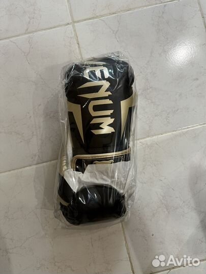 Боксерские перчатки 10 oz venum