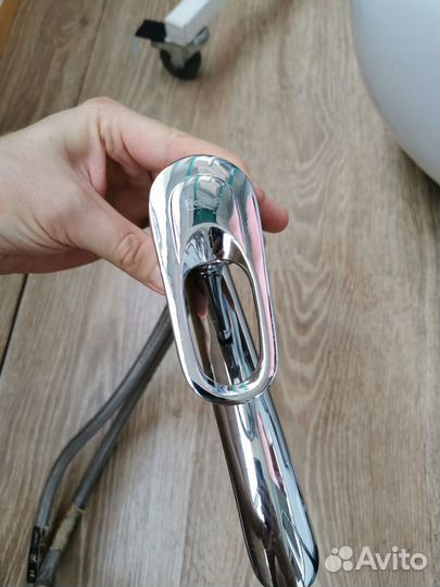 Поворотный смеситель для раковины в ванной