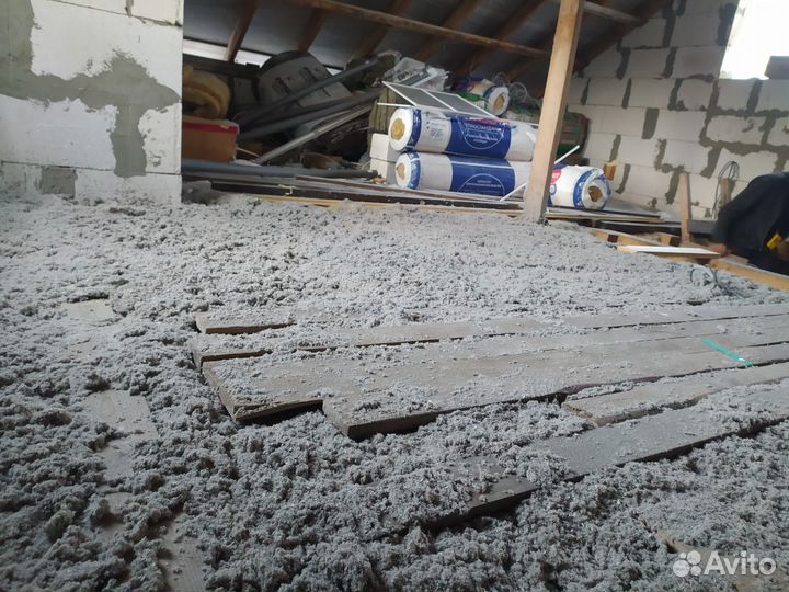 Утепление дома. Заливка утеплителя в Панино