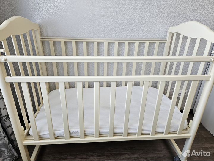 Детская кровать на колёсах