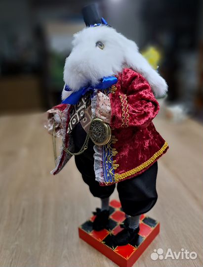 Белый кролик из Алисы в стране чудес