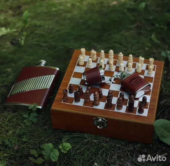 Подарочный набор с флягой и шахматами