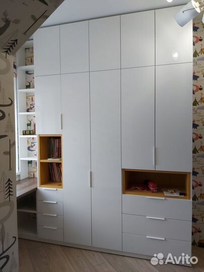 Письменный стол у окна на заказ