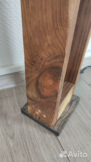 Напольный светильник из дерева