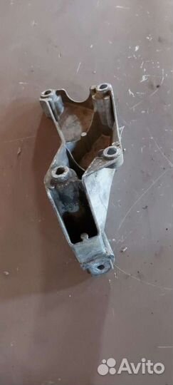 Кронштейн двигателя на Volkswagen Passat B5