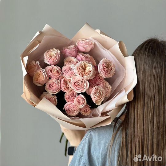 Букет из пышных пионовидных кустовых роз