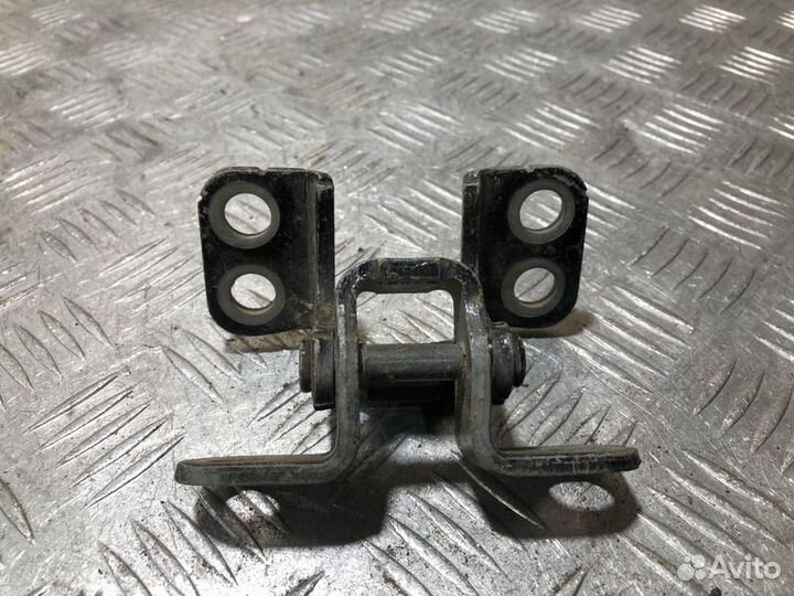 Петля багажника левая Toyota Rav 4 2006 2013