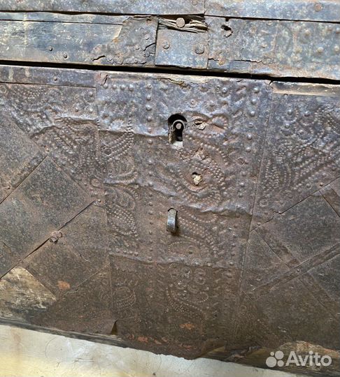 Старинный кованый сундук