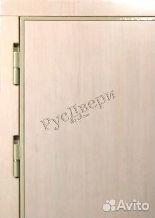 Входная дверь в квартиру с отделкой мдф и зеркалом