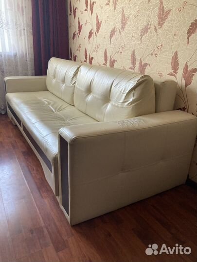 Кожаный диван