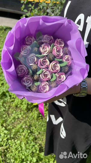 Букет из шоколадных роз,малинок,ежевик и лстиков