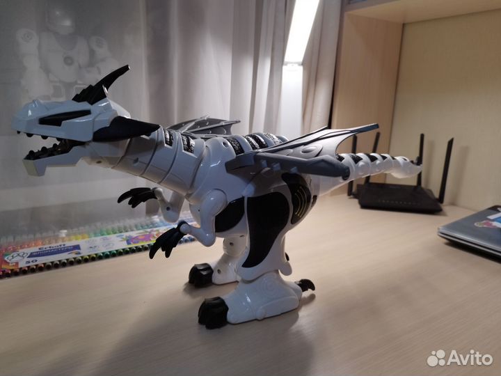 Робот динозавр