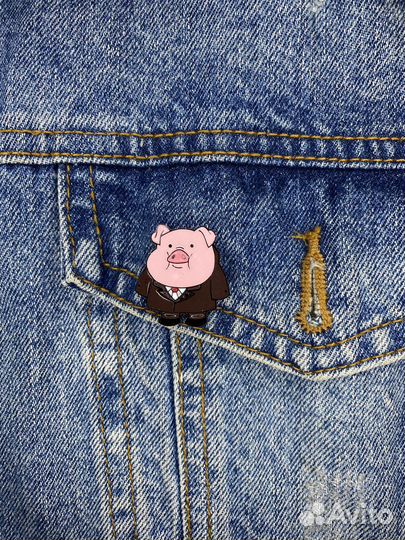 Значок Свинка на спинке. Принцеска. Свинка деловая