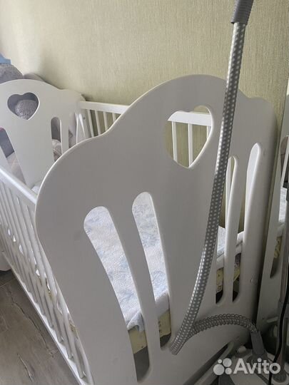 Детская кроватка с маятником и ящиком