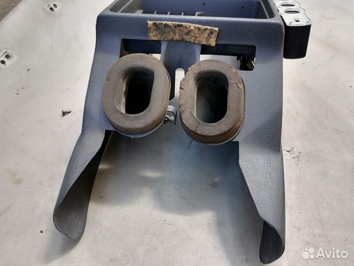 Консоль центральная с прикуриват. Renault 19 1998