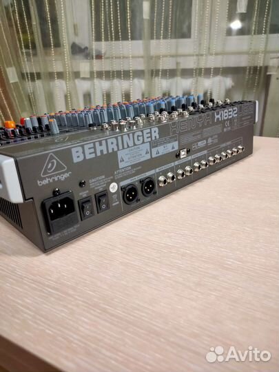 Микшерный пульт behringer 1832