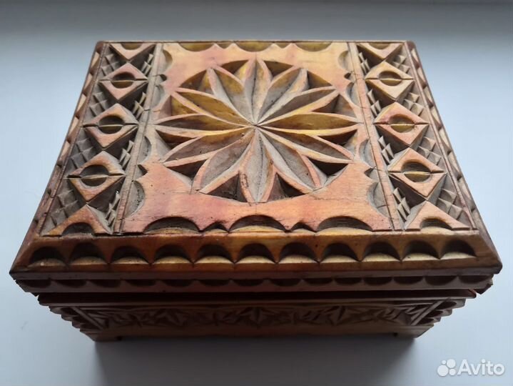 Шкатулка резная деревянная