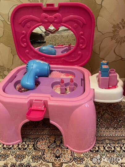 Макияжный стол с зеркалом