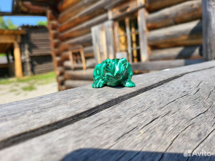 Малахитовая фигурка