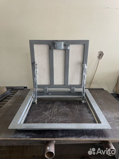 Люк напольный под плитку с амортизаторами 600х600