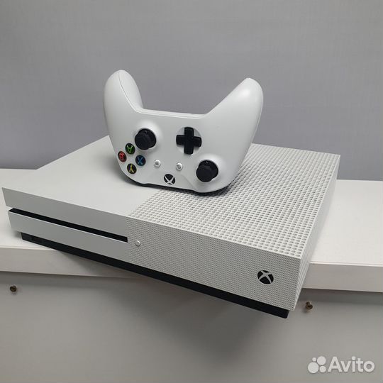 Xbox One S 500GB с геймпадом