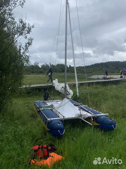 Надувной парусный катамаран