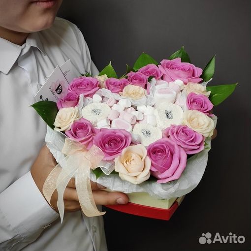 Подарок, букет из роз и зефира в коробке серце