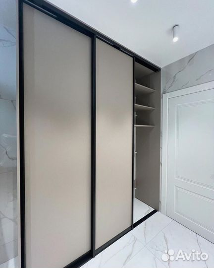 Книжный шкаф