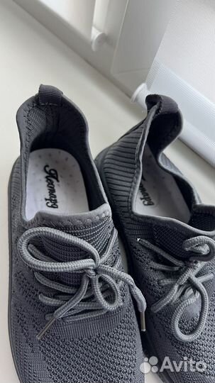 Кроссовки женские