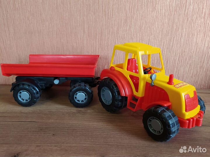 Набор игрушек мальчику:трактор,конструктор,рыбалка