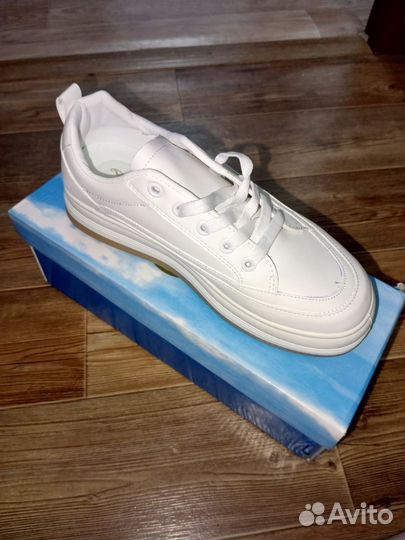 Кроссовки женские