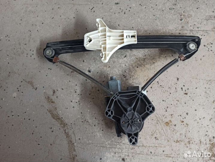 Стеклоподьемник задний левый VW Golf 7