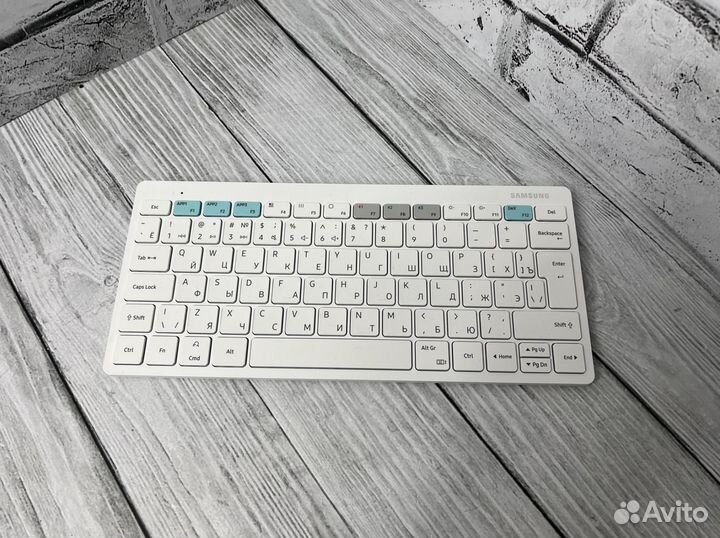 Беспроводная клавиатура Samsung Trio 500, русская