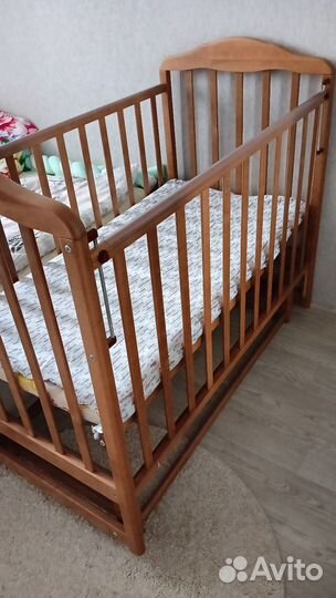 Детская кроватка с маятником