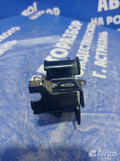 Замок капота Mercedes-Benz W211 универсал M271956