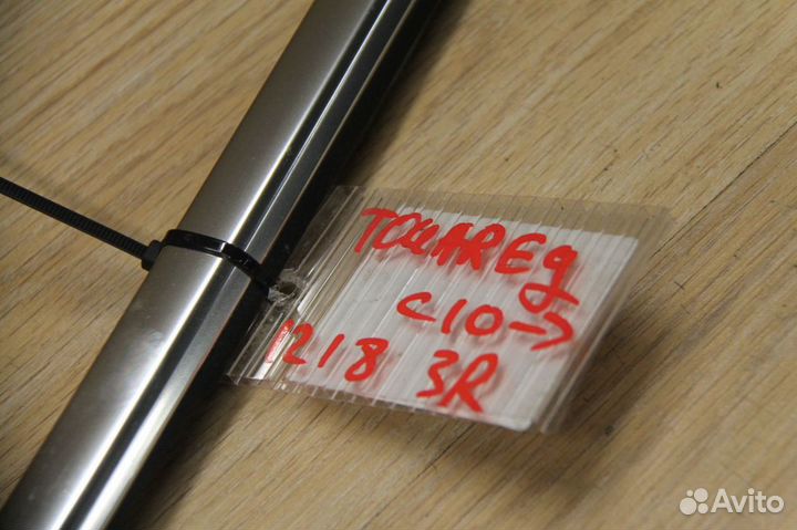 Молдинг стекла задней правой двери Volkswagen Toua