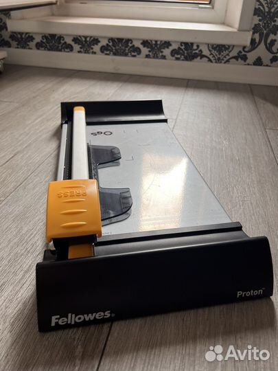 Роликовый резак для бумаги Fellowes Proton A4