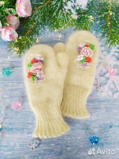 Варежки с вышивкой тёплые и пушистые 