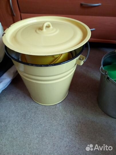 Эмалированное ведро с крышкой
