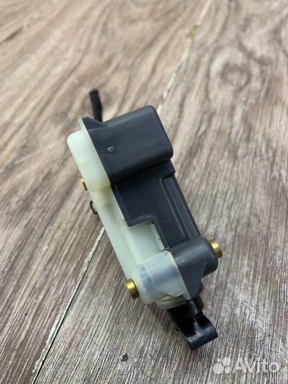 Активатор замка крышки багажника задний Volkswagen