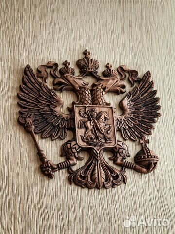 Резное панно из дерева герб РФ