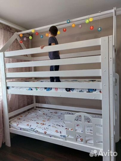 Двухъярусная кровать домик