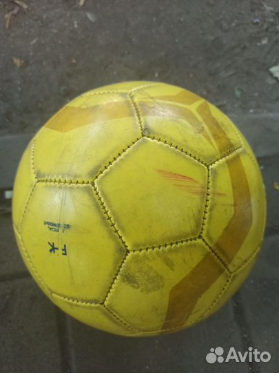 Футбольный мяч желтый фирмы kipsta