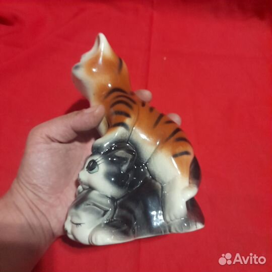 Фарфоровая статуэтка котята
