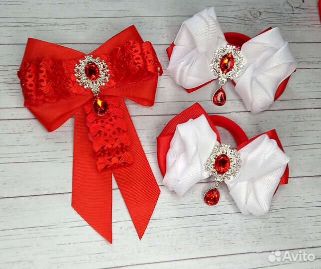 Красные школьные галстуки броши и банты
